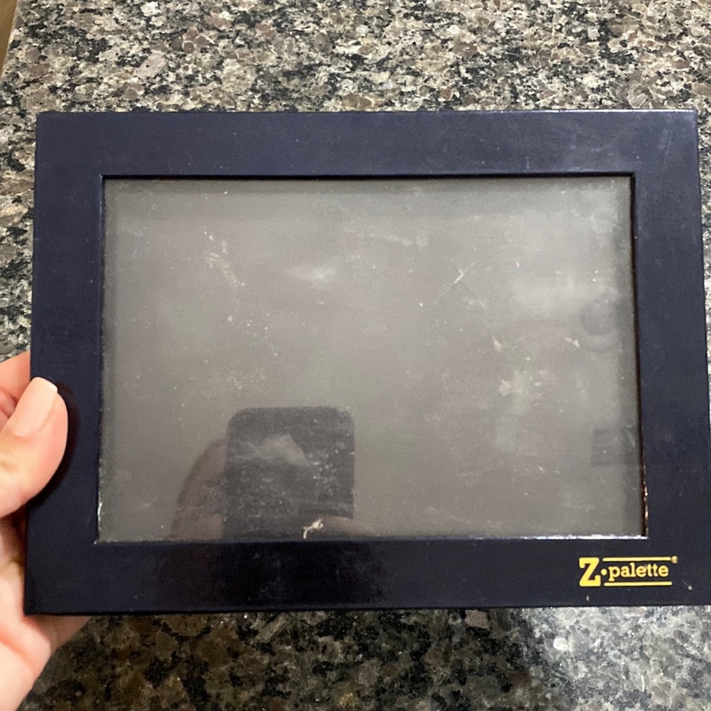 Black large Z Palette